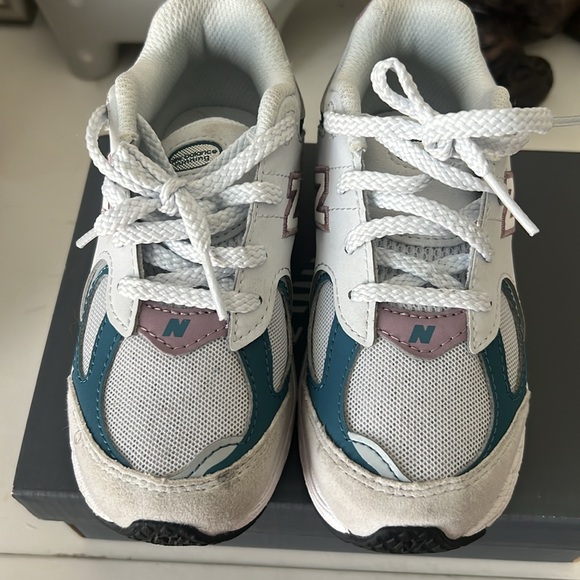 New Balance Kids' White and Blue Sneakers - Picture 3 of 3